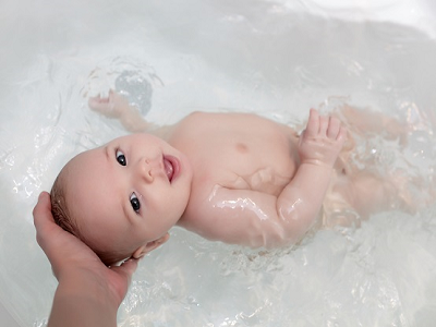 چگونه یک نوزاد را حمام کنیم؟